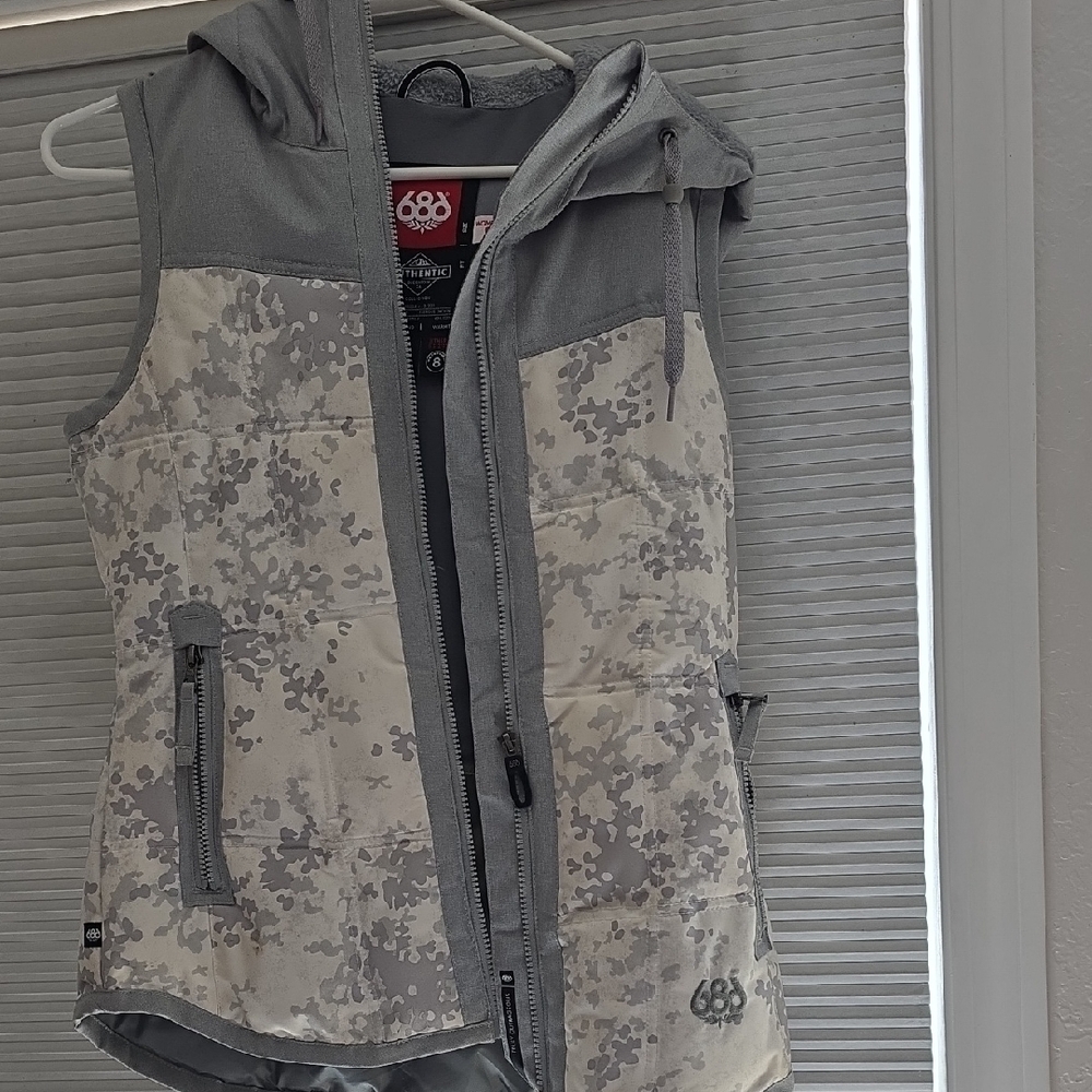 686 Gray and Cream Camouflage Hooded Vest